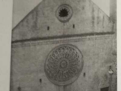 La facciata � in effetti di inizio 900, perch� quella originaria si trovava dal lato opposto: nel 500 il centro abitato si sviluppava infatti a sud-ovest e l�ingresso della chiesa era rivolto verso l�interno della citt� 